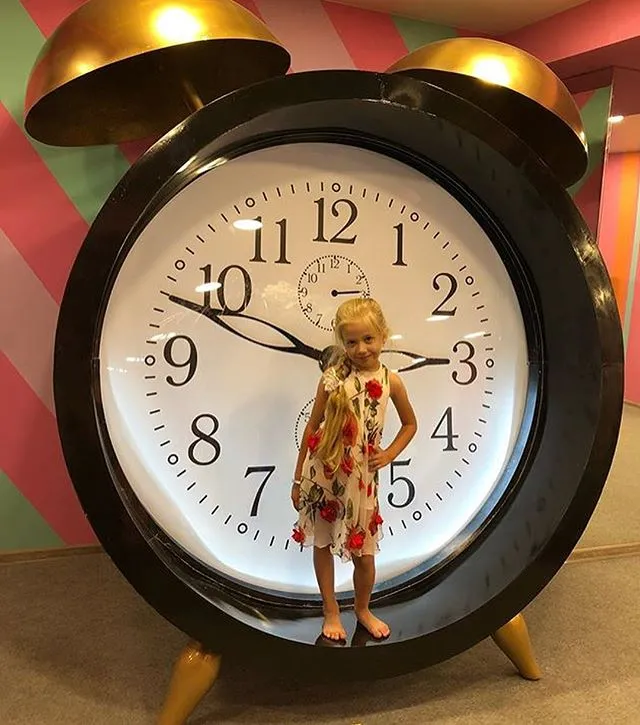 Огромные часы из стеклопластика-экспонат для музея