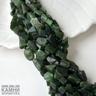 Нефрит камни фри-форм кусочки 6-7х8-10/6-8х10-15 мм, цена за нить 20 см