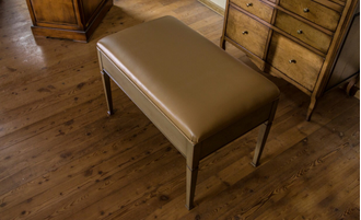 Банкетка малая на прямых точеных ножках с сиденьем из экокожи.