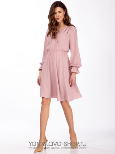 Платье пудрового цвета полуприлегающего силуэта отрезное по линии талии