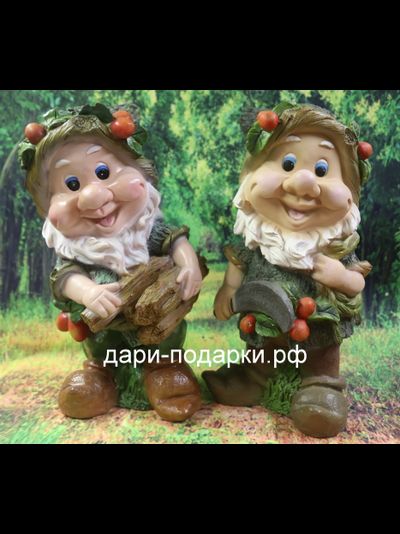 Гном с ягодами на шляпе и косой 37*20*17см   2,7кг   полистоун Россия  2427/09403-3*