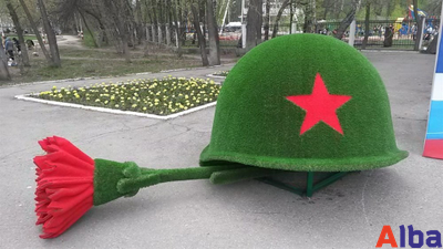 Топиарная фигура каска с гвоздикой