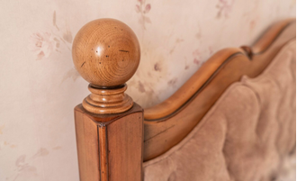 Кровать с мягким изголовьем и изножьем.