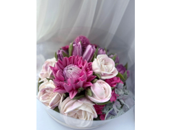 Шляпная коробка с зефирными цветами