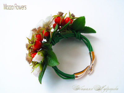 Браслет с белым шиповником. Цветы из полимерной глины.