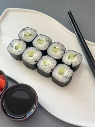 Ролл с сыром и огурцом