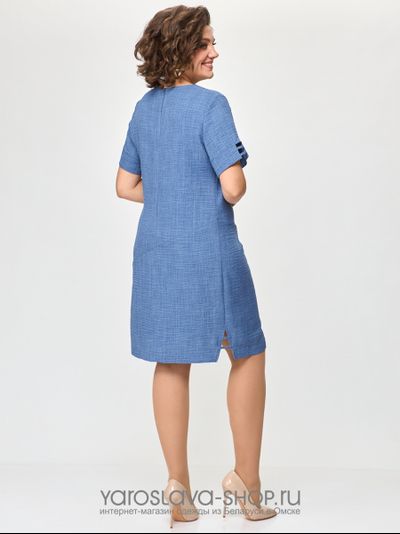 Женское платье прямого силуэта в голубом цвете