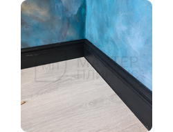 Плинтус ХДФ Dollken Cubu Hamburg Style 80мм Х 2,5 м 1144 Черный в интерьере 4