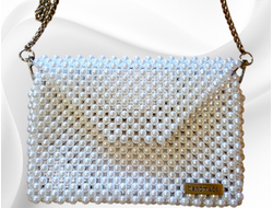 Клатч из белых акриловых бусин 8 мм, с серебряной цепочкой