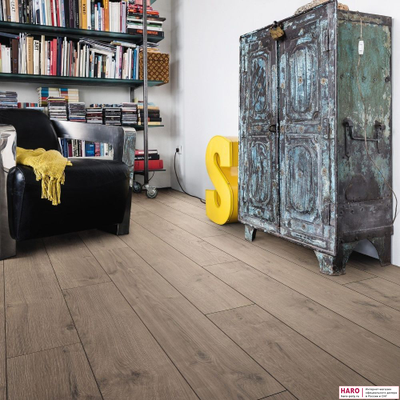 Декор ламината Haro Tritty 100 Дуб Портлэнд Серый 533121 в интерьере комнаты