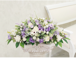 горизонтальная композиция из искусственных цветов фиолетовых тонов Аметист