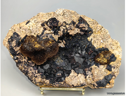 Флюорит и радиально-лучистый гетит на породе. Украина.