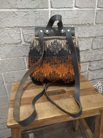 Рюкзак женский "Осенняя сказка" вязаный с клапаном из натуральной кожи, ручная работа. Цвет: Оранжево-серый, р-р 24*20*10см