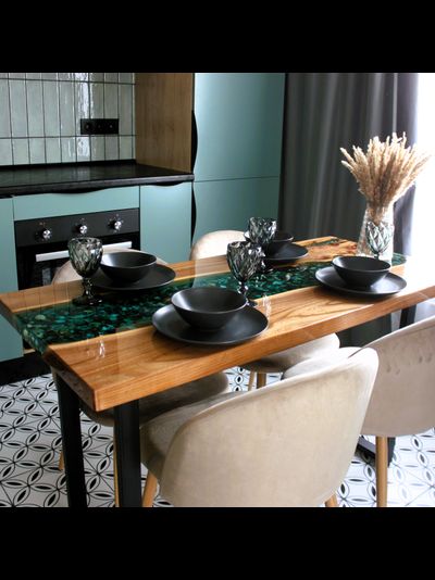 стол река из эпоксидной смолы с речным дном для студии