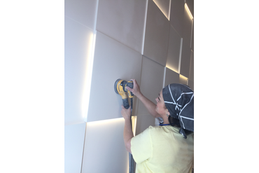 Зашпаклеванные отверстия с саморезами тщательно шлифуются. Можно вручную - наждачку на брусок или на шлифовальную площадку. А можно шлифмашинкой, подключенной к пылесосу. Шлифуем сеточкой средней или финишной зернистости.