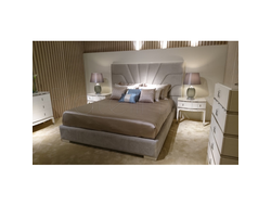 Кровать с решеткой, отделка белый блестящий лак, ткань NUANCE-92A