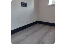 Элегантный переход: черный алюминиевый плинтус ПЛ 100 с муаровым покрытием создает плавный переход между поверхностями.