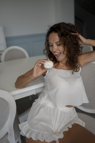 Пижама с шортами (белого цвета)