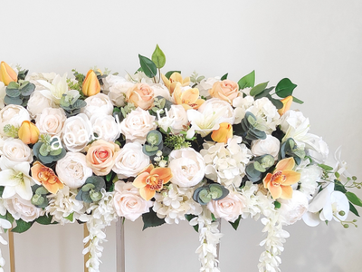 Композиция из искусственных цветов на сцену Абрикосовый рай № СО013/Купить на АОАБУКЕТ