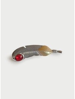 (АРТИКУЛ: 9297/70) БРОШКА ЖЕНСКАЯ "ПЕРО", НЕБОЛЬШАЯ, СЕРЕБРИСТО-ЗОЛОТИСТЫЙ МЕТАЛЛ,  РУБИНОВЫЙ КРИСТАЛЛ