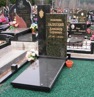 Памятник на могилу из зеленого масловского гранита