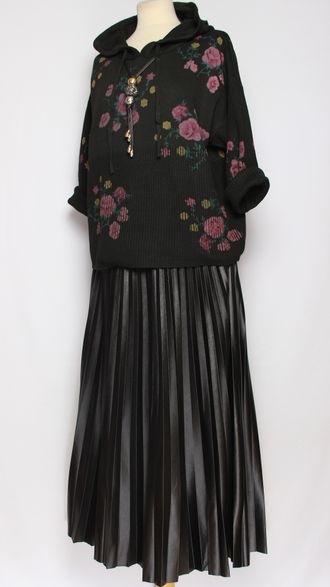 Джемпер  "ЦВЕТНОЙ КАПЮШОН крупные ЦВЕТЫ" роза черный до р.54м