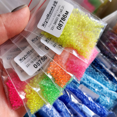 БИСЕР PRECIOSA 10/0 - 08756 ПРОЗРАЧНЫЙ С САЛАТОВОЙ ЛИНИЕЙ ВНУТРИ (НЕОНОВЫЙ) (5г)