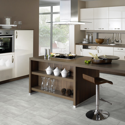 Виниловый пол Wineo 400 Stone Wisdom Concrete Dusky DLC00140 в интерьере кухни