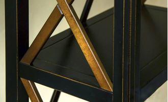 Этажерка широкая с нижней тумбой на резных ножках.