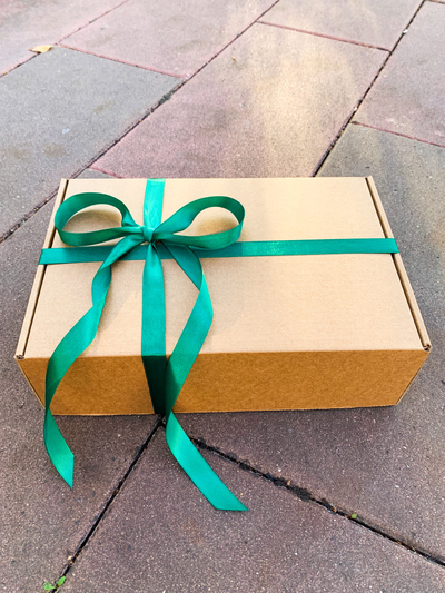 2 штуки - Подарочная коробка с наполнителем КРАФТ и зеленой лентой (32x22x10 см)