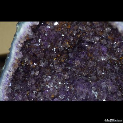 Аметист (разн. кварца), жеода кристаллов, с включениями гематита, кальцит в полости агата. (ААА)