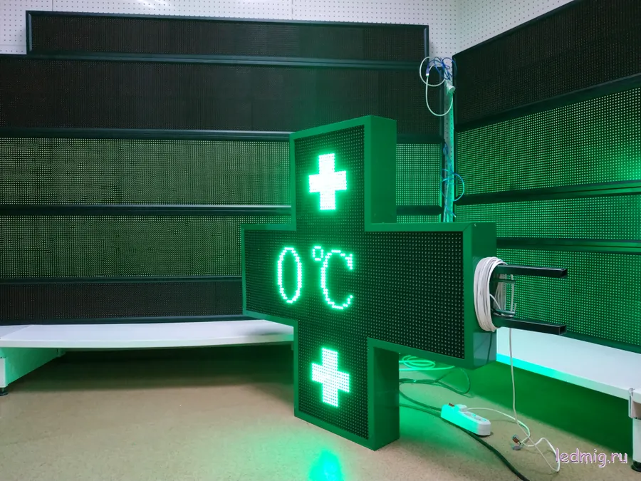 Крест аптечный можно установить , на фасаде , он будет отображать, режим работы, название аптеки, время, дату, погоду