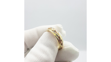 Обручальное кольцо-косичка из трех цветов золота: белого, розового, желтого.