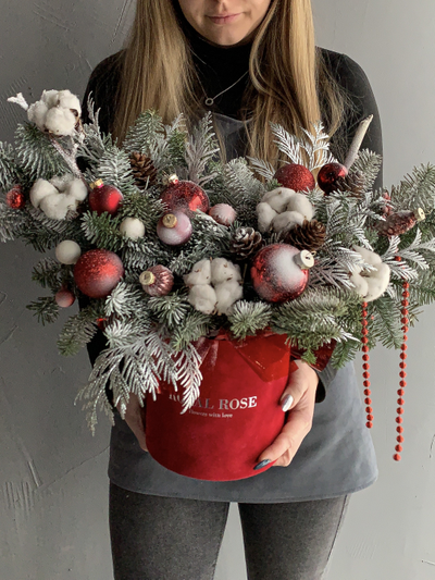 Композиция с елью "гранатовый браслет"