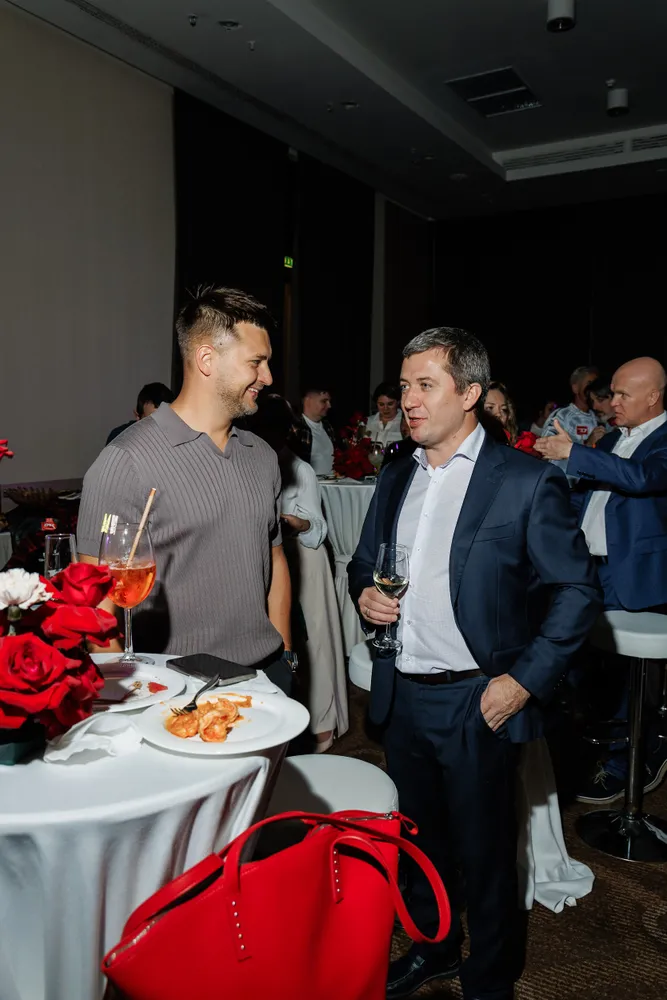 Оформление презентации Kuppersberg цветочными композициями от компании "Приятно" 