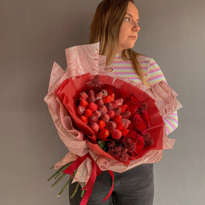 Клубника с розами RED MARBLE