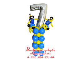 Композиция из серебряной цифрой 7 с озорными миньонами