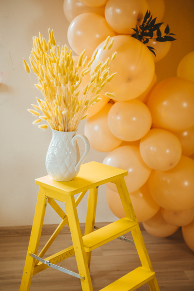 Оформление дня рождения в бело-жёлтых оттенках № 1468