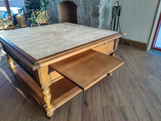 Журнальный стол со столешницей из плитки.