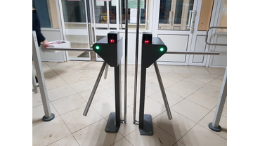 ❗Установка турникетов, считывателей, сервера.
❗Интеграция системы ограничения доступа "Octagram" на перрон с кассами автовокзала.
❗Выход  к платформам по билету.
❗Установка быстросъемных ограждений "Сardex" 