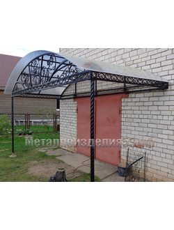Металлический козырек арочный с элементами ковки на опорах (артикул МКК11)