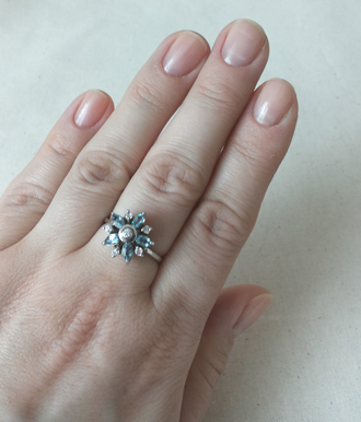 Кольцо из серебра 925 пробы с голубым топазом и цирконами (О-198)