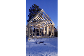 Возведение каркаса на фундаменте.Собрана стропильная система.