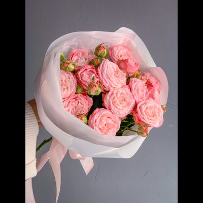 Бежевые пионовидные розы с клубникой в шоколаде