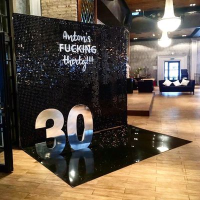 Фотозона из черных пайеток с цифрами № 1475