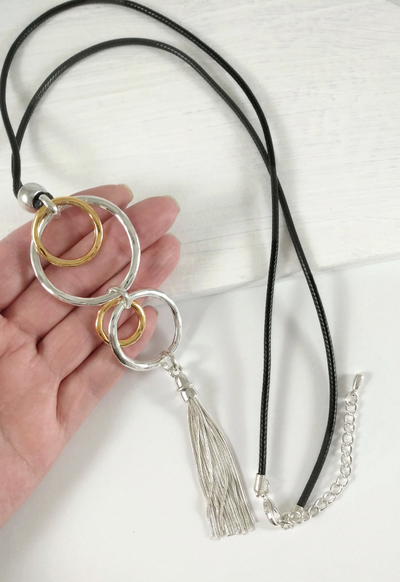 (АРТИКУЛ: 9304/52) КОЛЬЕ ЖЕНСКОЕ, КРУПНАЯ ПОДВЕСКА В СЕРЕБРИСТО-ЗОЛОТИСТЫХ ЦВЕТАХ, НА ДЛИННОМ ЧЕРНОМ ШНУРКЕ