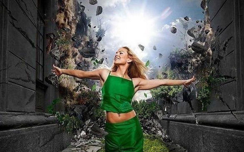 Девушка в прыжке. Радость путешествий. Девушка начинается. Задумчивая девушка. Красивая задумчивая девушка.