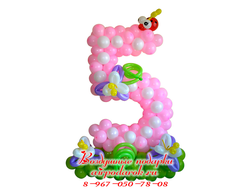 Нежная розово-белая 5 из шаров с сиреневыми лилиями в основании и божьей коровкой на цифре