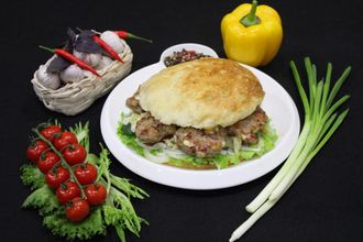 Бургер Лесковачки уштипак или бургер с мясными котлетками