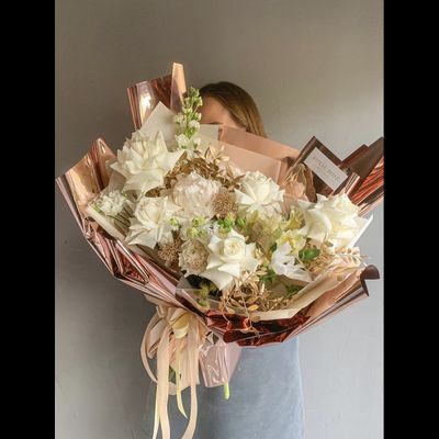 Букет из белых цветов "Золотые узоры"
